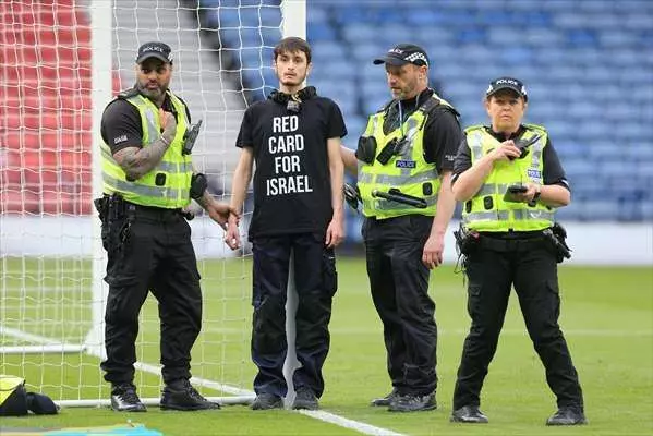 İskoçya - İsrail maçında Filistin protestosu: Kendini direğe zincirledi, İsrail'e kırmızı kartı gösterdi... - Sayfa 6