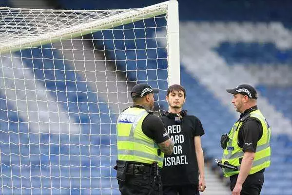 İskoçya - İsrail maçında Filistin protestosu: Kendini direğe zincirledi, İsrail'e kırmızı kartı gösterdi... - Sayfa 8