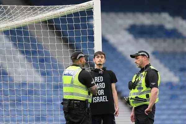 İskoçya - İsrail maçında Filistin protestosu: Kendini direğe zincirledi, İsrail'e kırmızı kartı gösterdi... - Sayfa 9