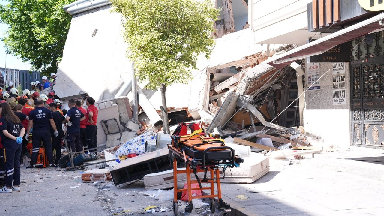 Küçükçekmece'de çöken binanın enkazı altında son kişi de yaralı olarak kurtarıldı! - Sayfa 5