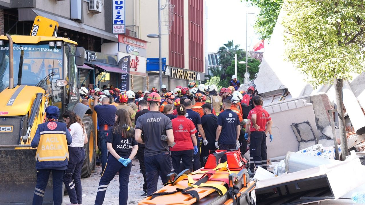 Küçükçekmece'de çöken binanın enkazı altında son kişi de yaralı olarak kurtarıldı! - Sayfa 6