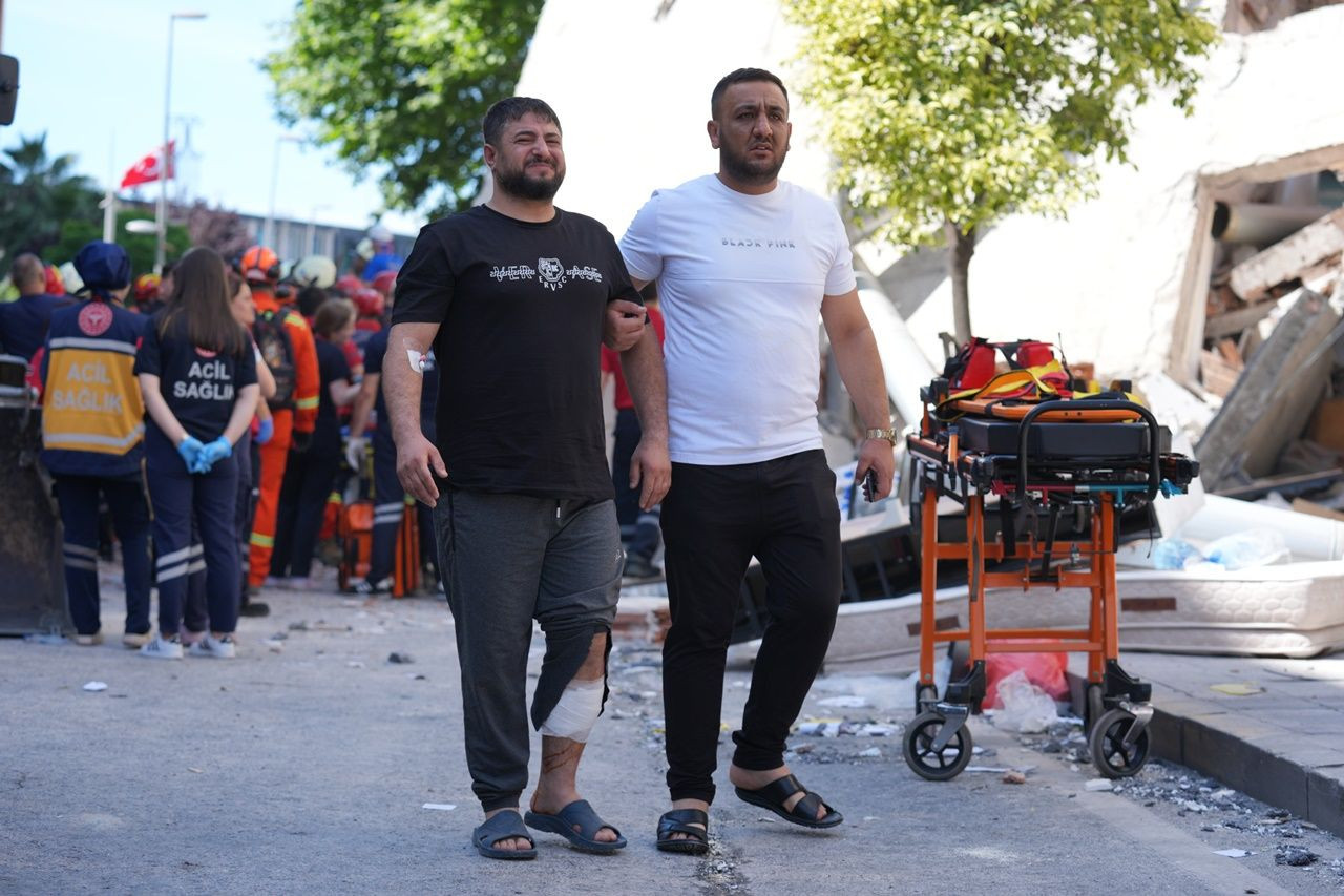 Küçükçekmece'de çöken binanın enkazı altında son kişi de yaralı olarak kurtarıldı! - Sayfa 8