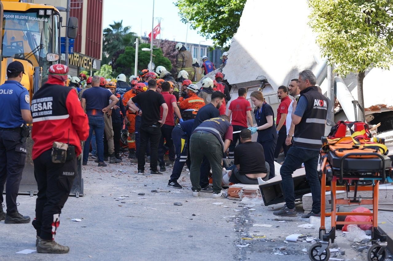 Küçükçekmece'de çöken binanın enkazı altında son kişi de yaralı olarak kurtarıldı! - Sayfa 9