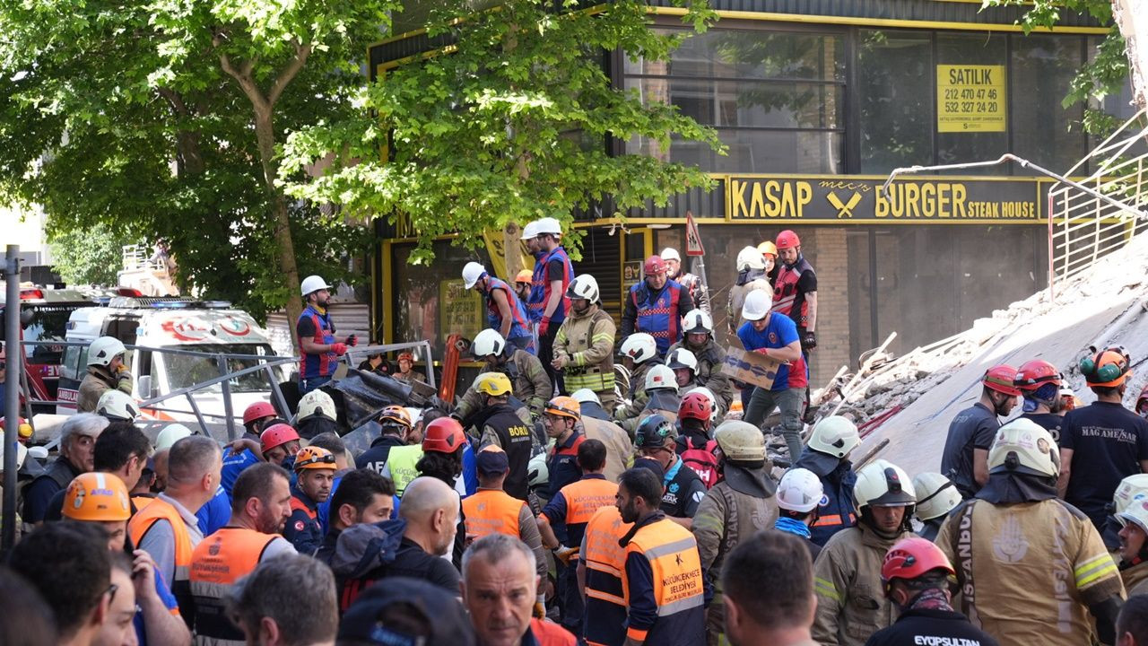 Küçükçekmece'de çöken binanın enkazı altında son kişi de yaralı olarak kurtarıldı! - Sayfa 10