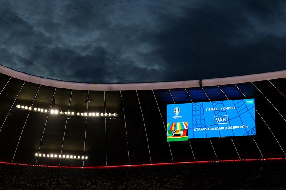Futbolda bir ilk: VAR kararı stadyumdaki ekranda açıklandı! - Sayfa 6