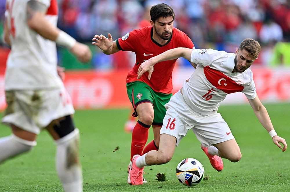 “Milli takımda kadro tercihlerini Vincenzo Montella değil Hamit Altıntop yapıyor! Portekiz’in en iyi oyuncusu Samet Akaydin sakatlanıp çıktı!” - Sayfa 8