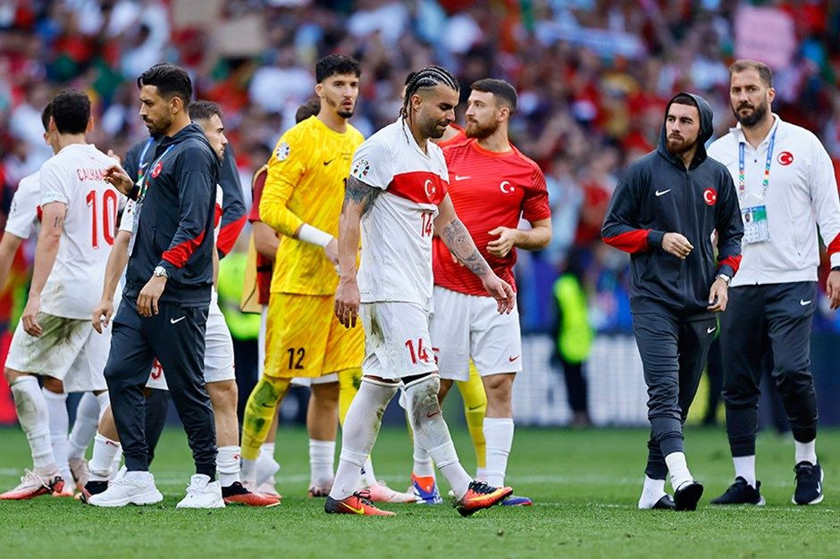 “Milli takımda kadro tercihlerini Vincenzo Montella değil Hamit Altıntop yapıyor! Portekiz’in en iyi oyuncusu Samet Akaydin sakatlanıp çıktı!” - Sayfa 11