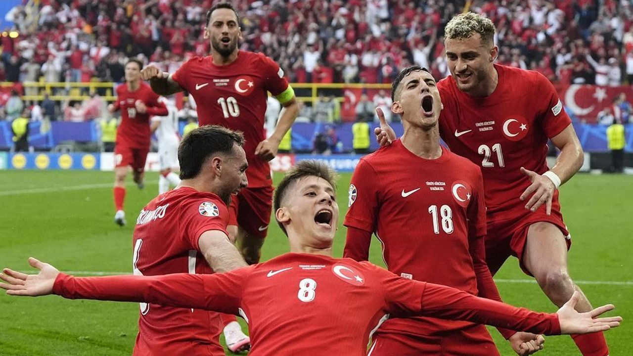 “Milli takımda kadro tercihlerini Vincenzo Montella değil Hamit Altıntop yapıyor! Portekiz’in en iyi oyuncusu Samet Akaydin sakatlanıp çıktı!” - Sayfa 10