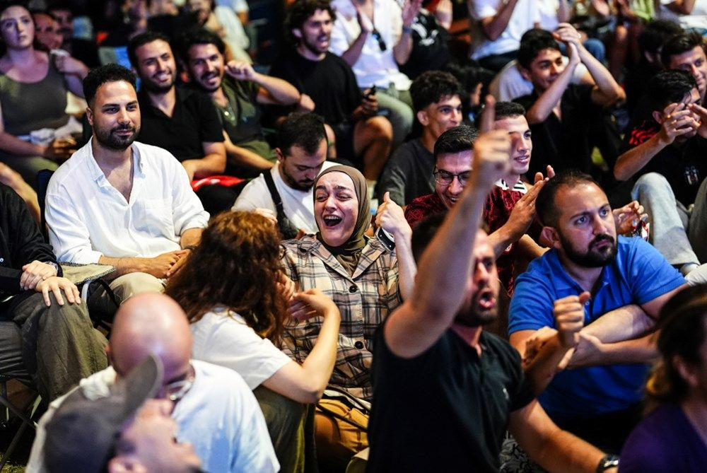 A Milli Futbol Takımı'ndan tarihi zafer, Türkiye'den tarihi kareler! - Sayfa 10