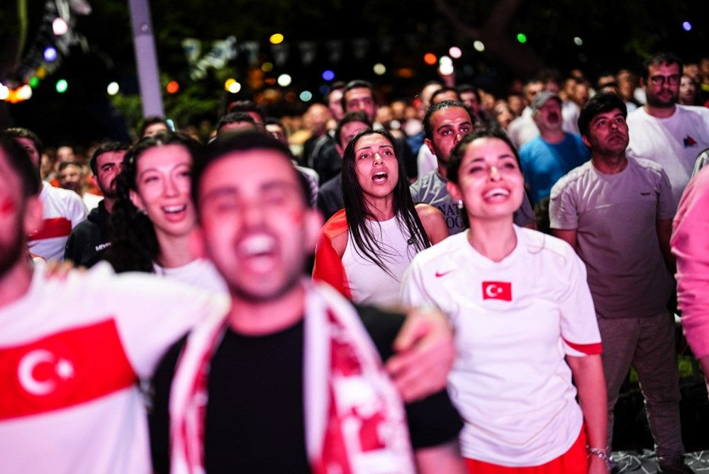 A Milli Futbol Takımı'ndan tarihi zafer, Türkiye'den tarihi kareler! - Sayfa 11