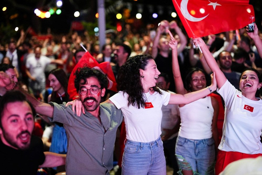 A Milli Futbol Takımı'ndan tarihi zafer, Türkiye'den tarihi kareler! - Sayfa 14