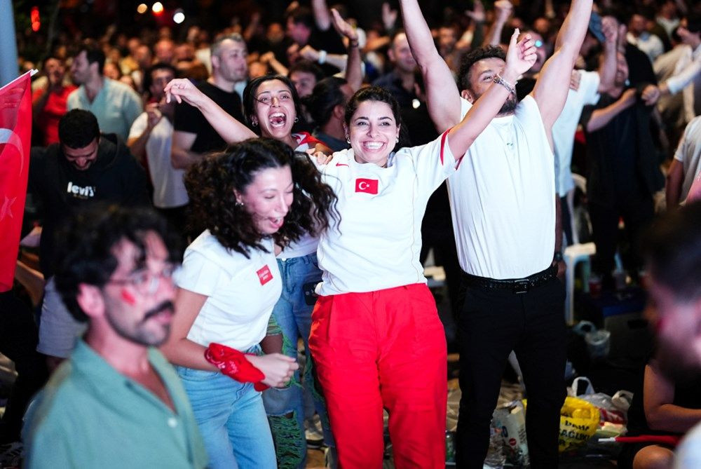 A Milli Futbol Takımı'ndan tarihi zafer, Türkiye'den tarihi kareler! - Sayfa 16