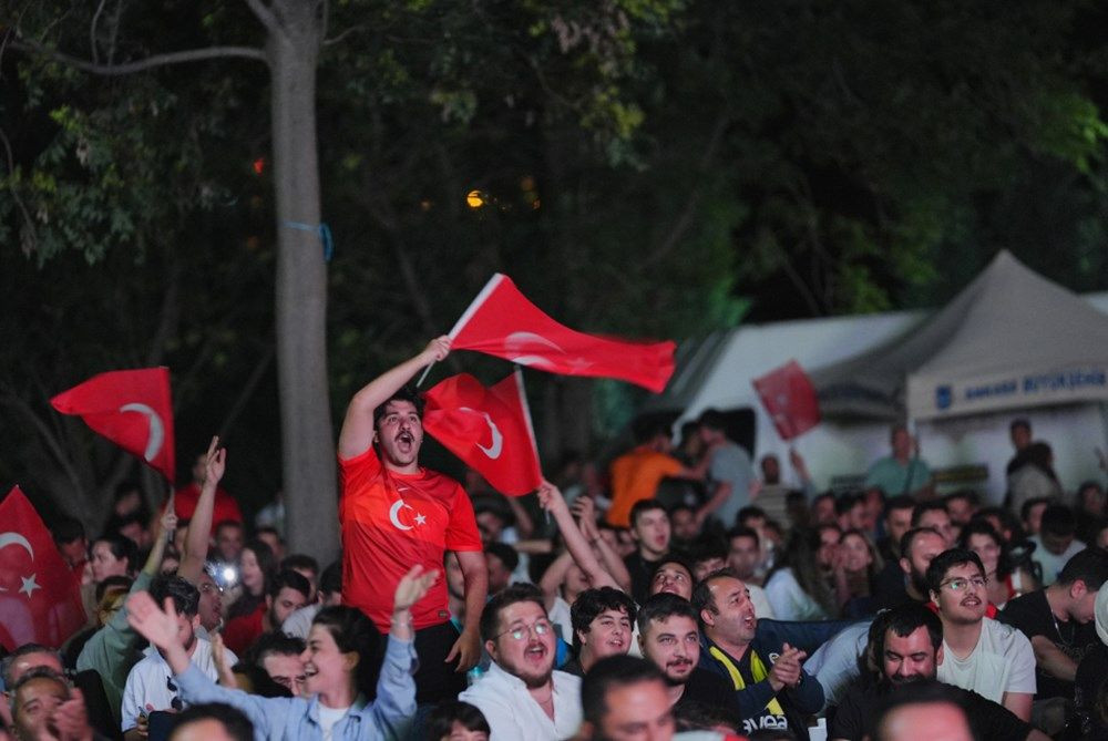 A Milli Futbol Takımı'ndan tarihi zafer, Türkiye'den tarihi kareler! - Sayfa 17