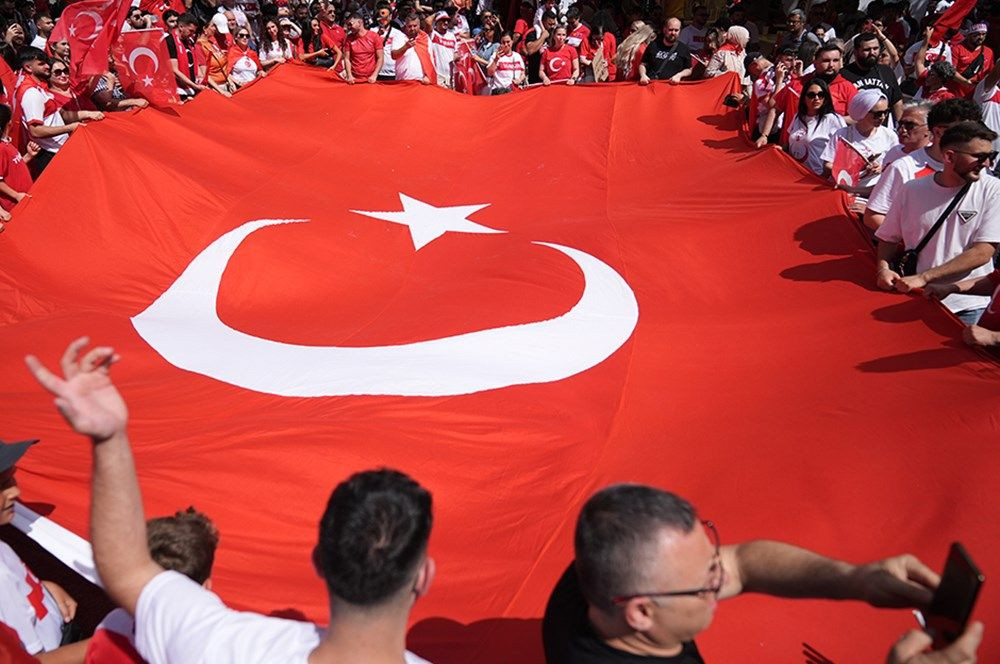 A Milli Futbol Takımı'na büyük destek: Tarihi maç öncesi Berlin'de, Borkurt'lu-Mehter'li görülmemiş coşku! - Sayfa 16