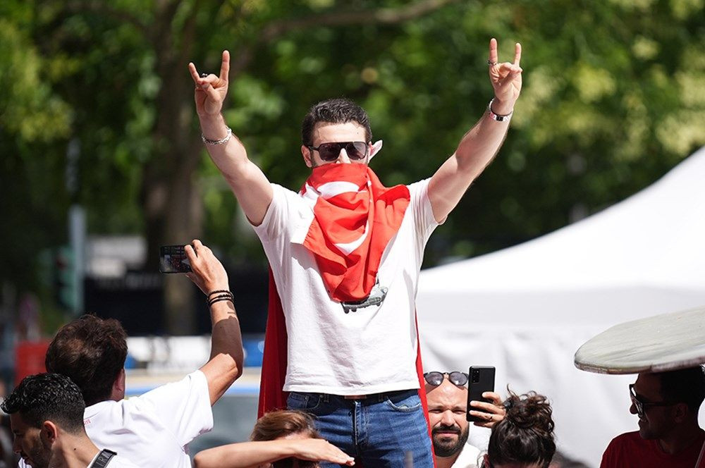 A Milli Futbol Takımı'na büyük destek: Tarihi maç öncesi Berlin'de, Borkurt'lu-Mehter'li görülmemiş coşku! - Sayfa 17