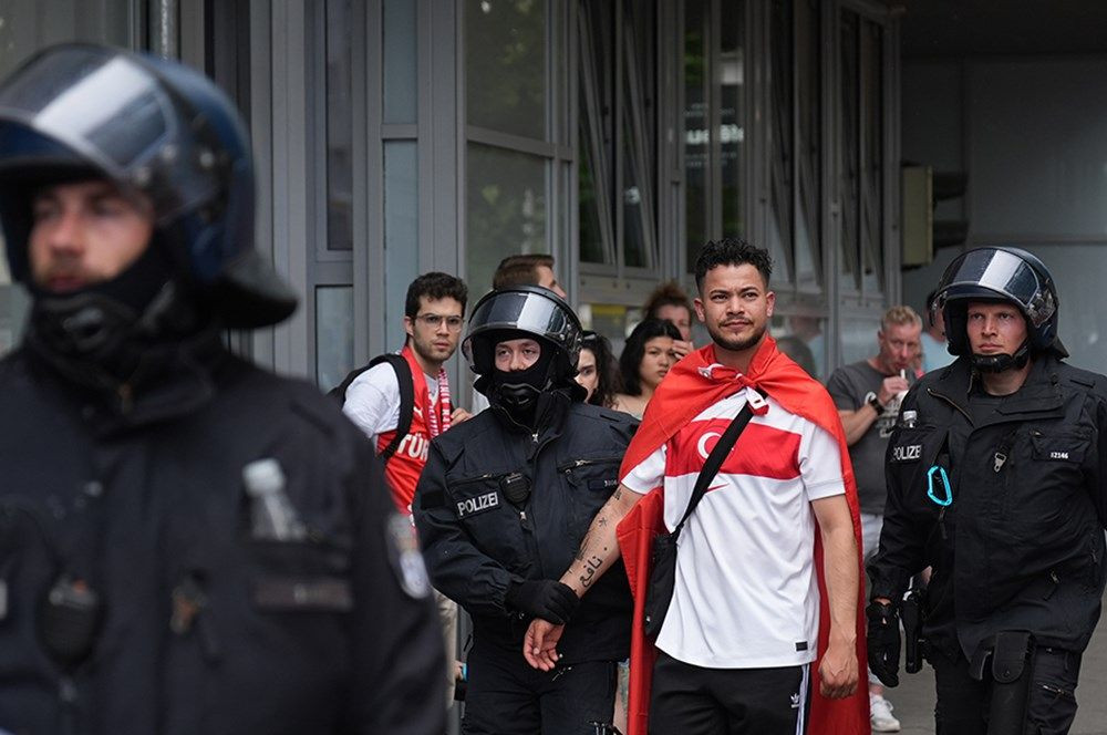 Alman polisinden Berlin'de, Türk taraftarlara çirkin müdahale: Yaş ve cinsiyet gözetmediler! - Sayfa 6