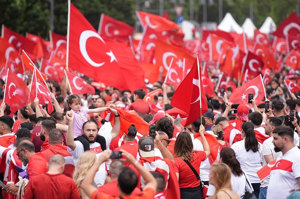 A Milli Futbol Takımı'na büyük destek: Tarihi maç öncesi Berlin'de, Borkurt'lu-Mehter'li görülmemiş coşku! - Sayfa 20
