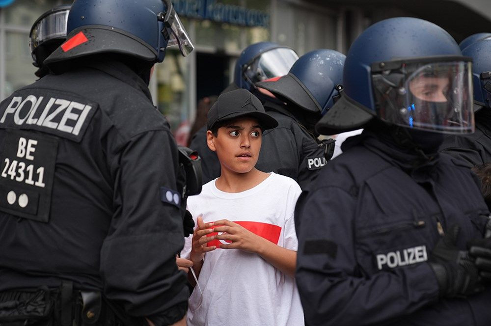 Alman polisinden Berlin'de, Türk taraftarlara çirkin müdahale: Yaş ve cinsiyet gözetmediler! - Sayfa 7