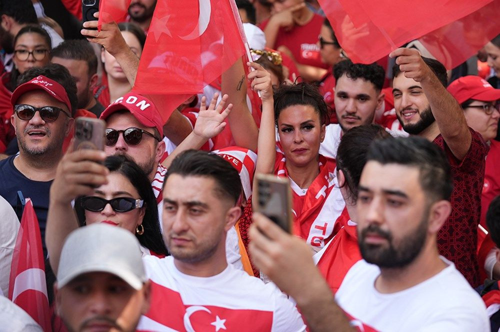 A Milli Futbol Takımı'na büyük destek: Tarihi maç öncesi Berlin'de, Borkurt'lu-Mehter'li görülmemiş coşku! - Sayfa 7