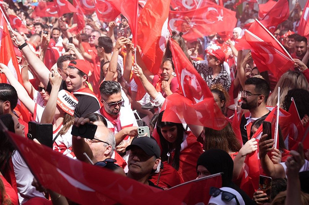 A Milli Futbol Takımı'na büyük destek: Tarihi maç öncesi Berlin'de, Borkurt'lu-Mehter'li görülmemiş coşku! - Sayfa 8