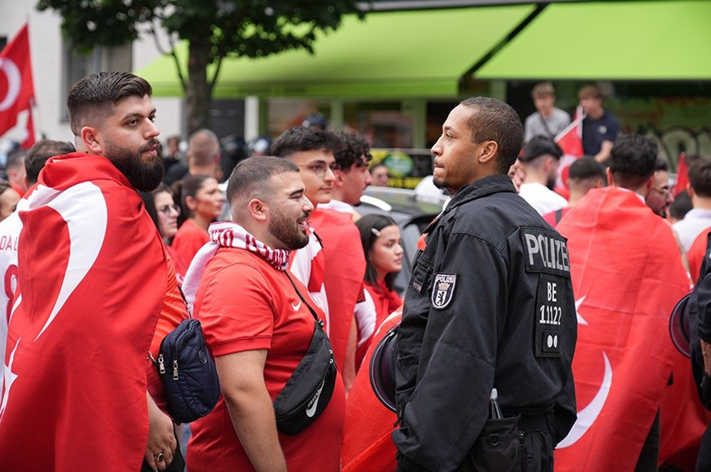 Alman polisinden Berlin'de, Türk taraftarlara çirkin müdahale: Yaş ve cinsiyet gözetmediler! - Sayfa 10