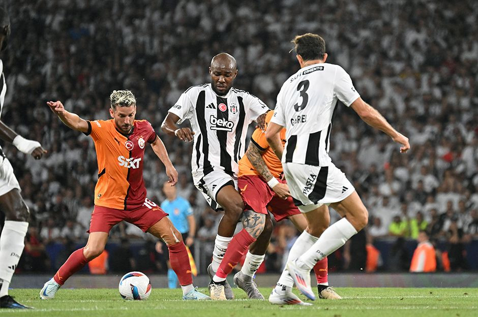 “Bu ağır yenilgi tamamen Okan Buruk’a yazar! Berkan Kutlu fantezisi Galatasaray’ı yaktı: Maç sabaha kadar oynansa hiçbir şey değişmezdi” - Sayfa 7