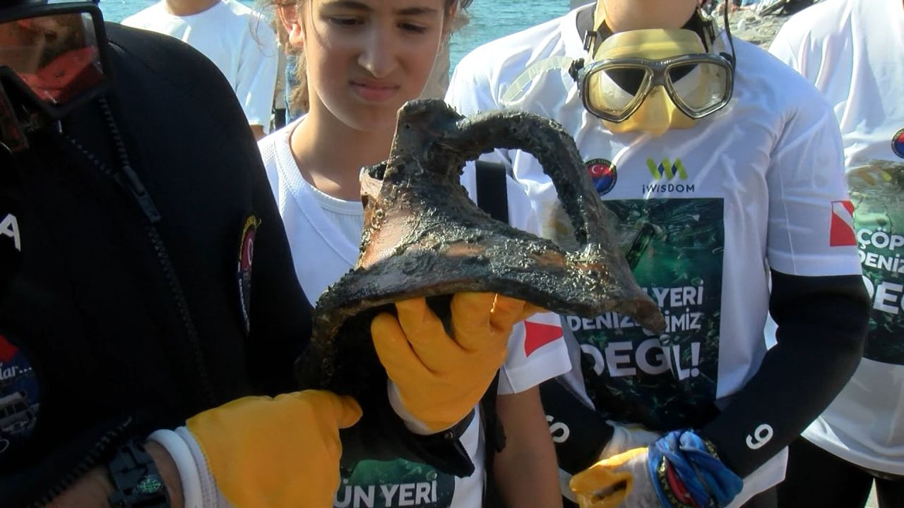 İstanbul'da deniz temizliği! Çöplerin arasından tarihi eser çıktı! - Sayfa 10