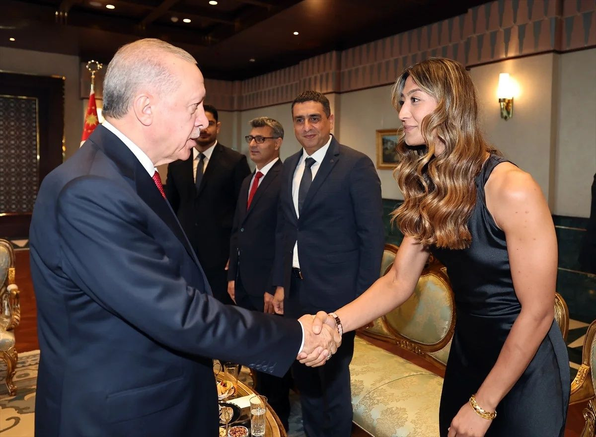 Külliye'de sürpriz kabul! Cumhurbaşkanı Erdoğan olimpiyatlarda derece alan sporcularımız ve askerlerimizle bir araya geldi - Sayfa 12