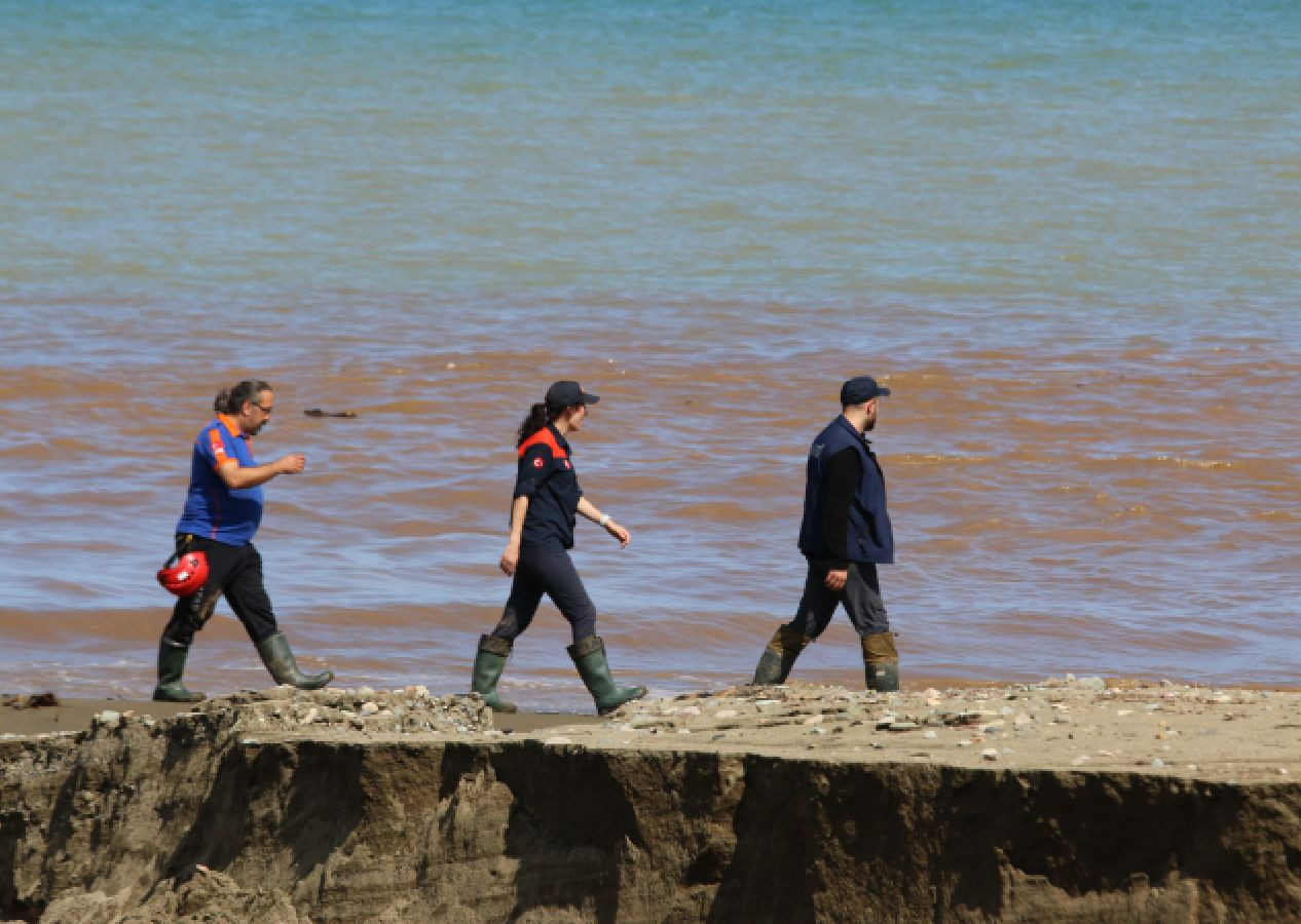 Trabzon’da sel sonrası Karadeniz renk değiştirdi; Ali Kemal Demir isimli kayıp kişi aranıyor - Sayfa 7
