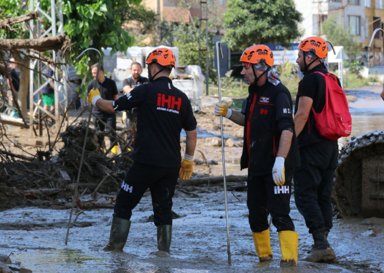 Trabzon’da sel sonrası Karadeniz renk değiştirdi; Ali Kemal Demir isimli kayıp kişi aranıyor - Sayfa 6