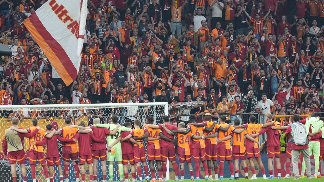 Galatasaray'ın muhteşem PAOK galibiyeti Yunan basınında manşetleri süsledi: "Sağır edici bir atmosferde yıldızlar topluluğunu yenmeye gücümüz yetmedi!" - Sayfa 16