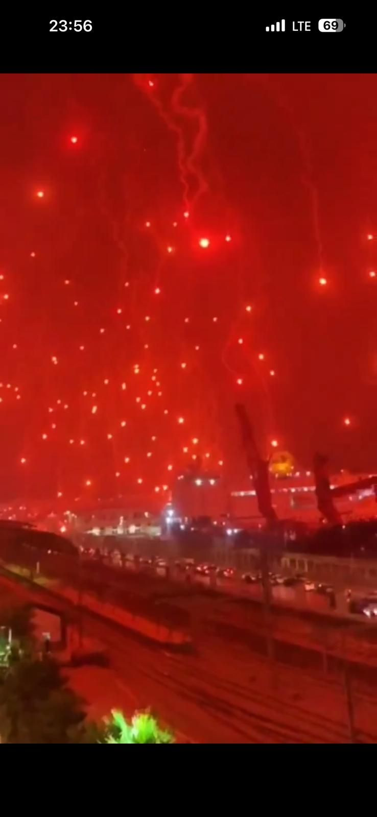 İran böyle saldırdı: İsrailliler dehşet içinde çığlık çığlığa kaçtı! Tüm dünya bu görüntülerle şoka girdi! - Sayfa 25