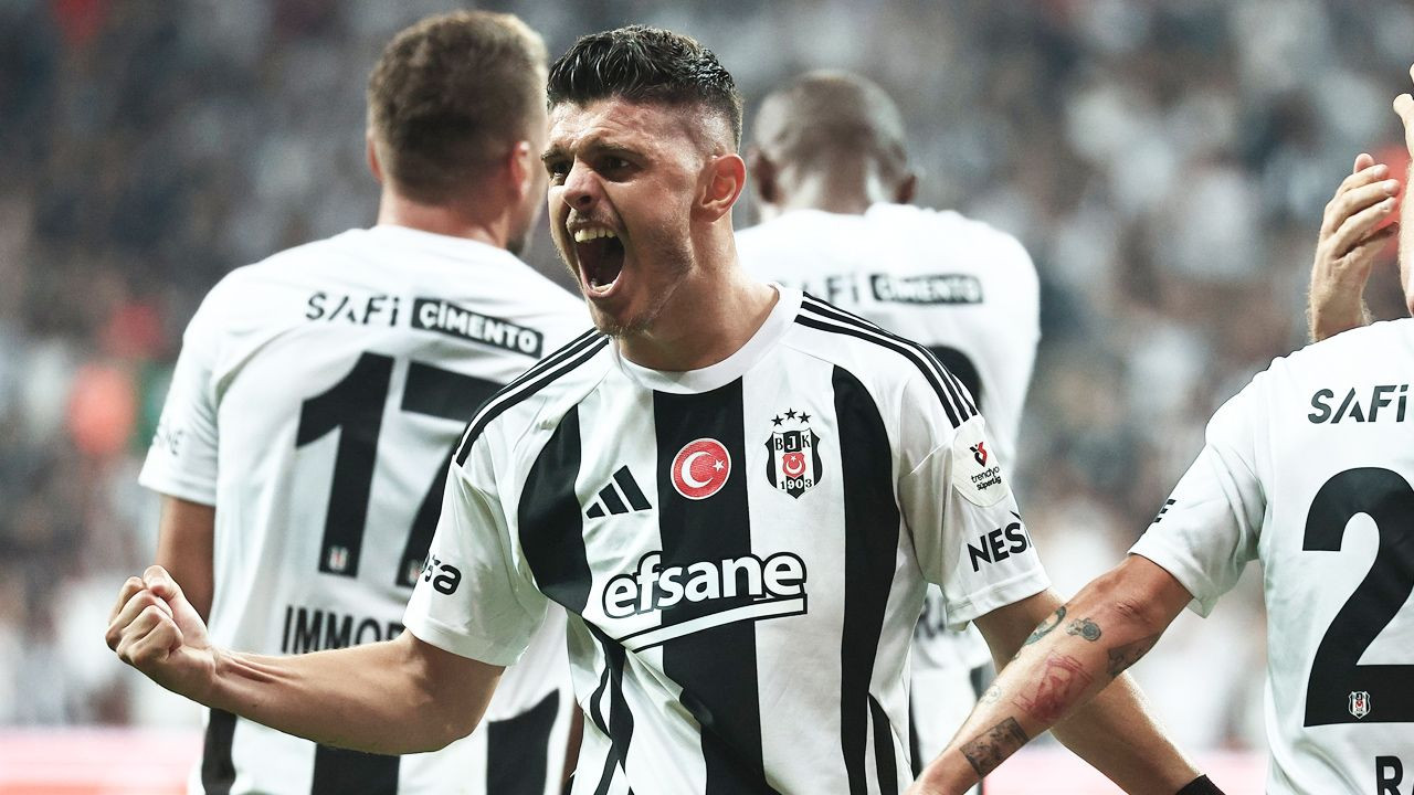 Beşiktaş'ın Frankfurt maçı ilk 11'i belli oldu! Giovanni van Bronckhorst Semih Kılıçsoy beklentilerini boşa çıkarttı: Taraftarın tepkisi sonuç vermedi - Sayfa 10