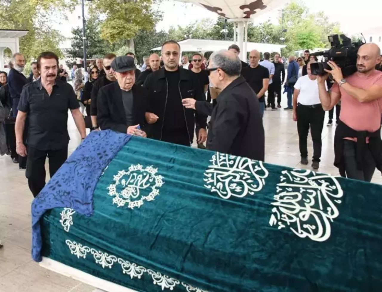 Bir babanın kızına vedası! Mazhar Alanson, kızının cenaze töreninde ayakta zorlukla durdu - Sayfa 5