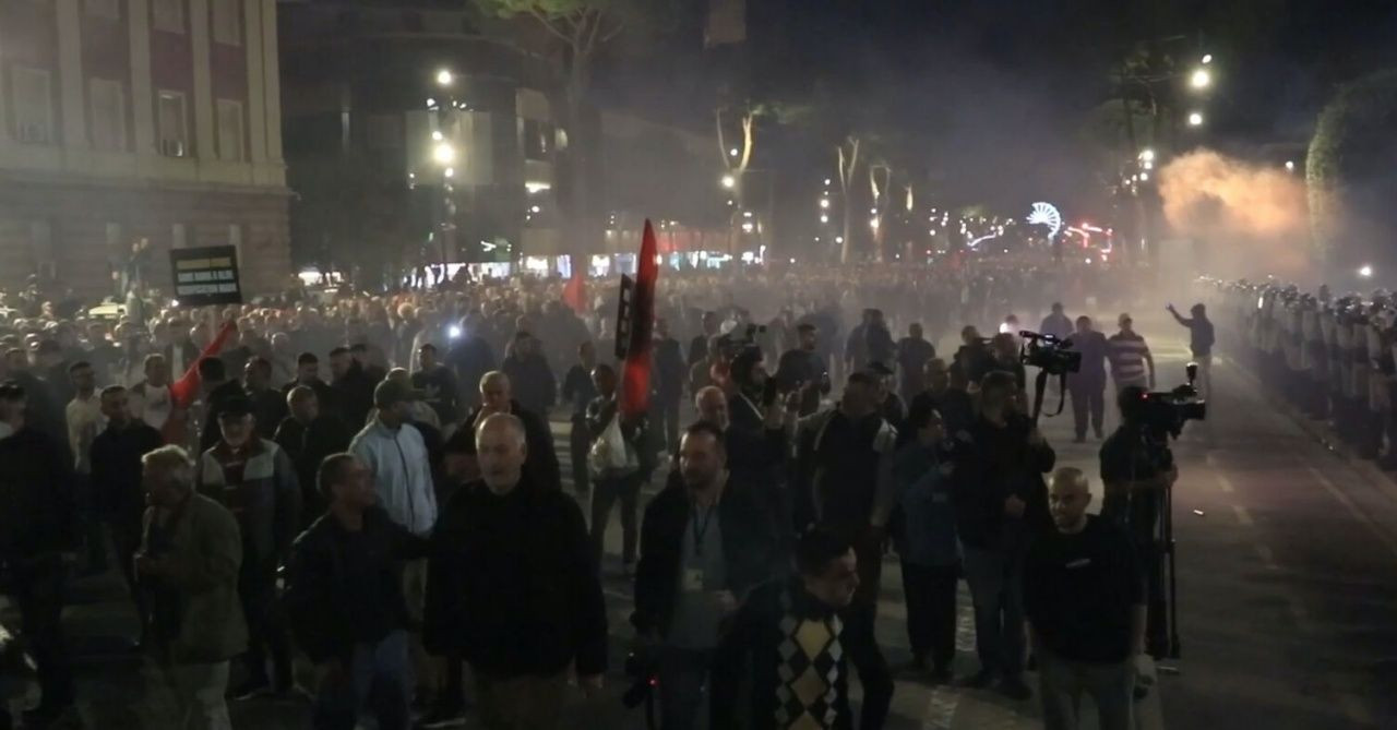 Arnavutluk karıştı! Başkent Tiran'da sokaklar savaş alanına döndü... 10 polis yaralı! - Sayfa 9