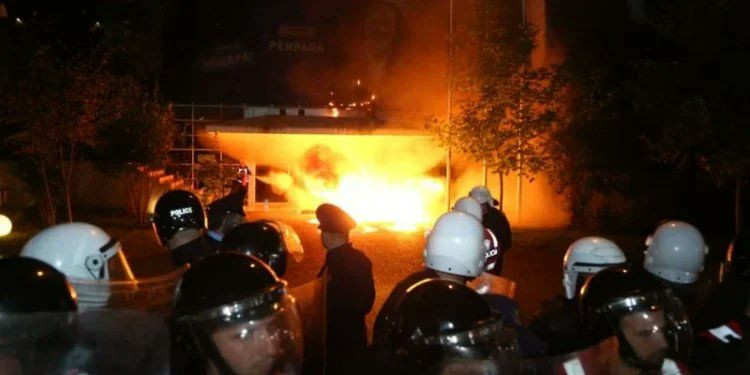 Arnavutluk karıştı! Başkent Tiran'da sokaklar savaş alanına döndü... 10 polis yaralı! - Sayfa 7