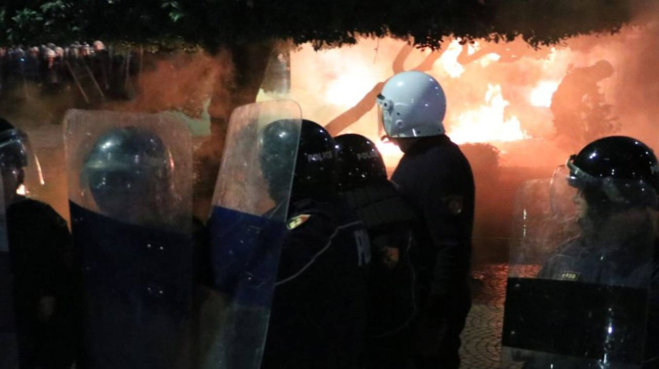 Arnavutluk karıştı! Başkent Tiran'da sokaklar savaş alanına döndü... 10 polis yaralı! - Sayfa 6