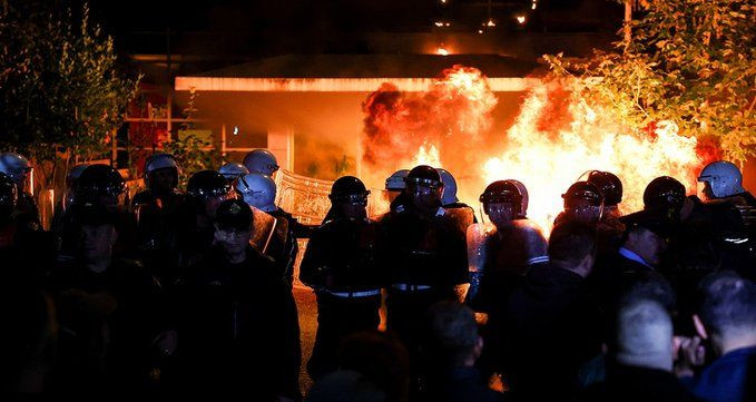 Arnavutluk karıştı! Başkent Tiran'da sokaklar savaş alanına döndü... 10 polis yaralı! - Sayfa 5