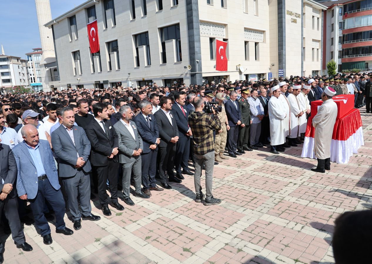 Pençe-Kilit şehidi Er Sefer Alan memleketi Elazığ'da son yolculuğuna uğurlandı - Sayfa 9