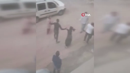 Elazığ'da sokak ortasında şiddet! Bir köşede kadınlar diğer köşede erkekler kavga etti - Sayfa 8