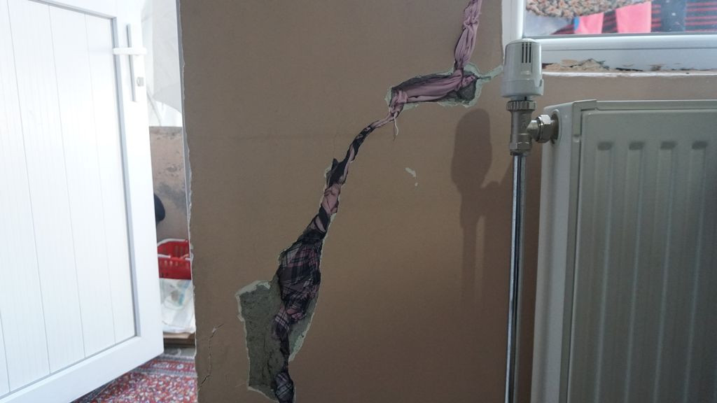 Korkunç görüntü! Son depremde oluştu! Çatlakları bez parçaları ile kapatıyor! - Sayfa 6