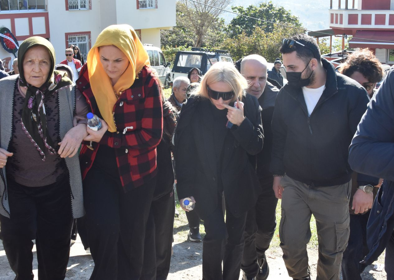 Şarkıcı Gülşen'in babası Arslan Bayraktar memleketi Ordu'da son yolculuğuna uğurlandı - Sayfa 5