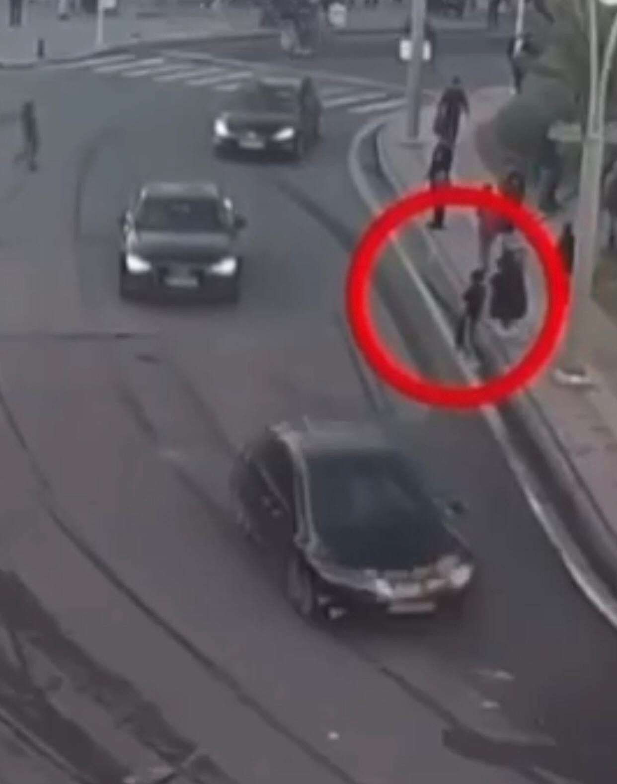 Çocuğunu PKK yandaşlarının arasından çekip çıkaran anne! Saniye saniye kamerada... - Sayfa 5