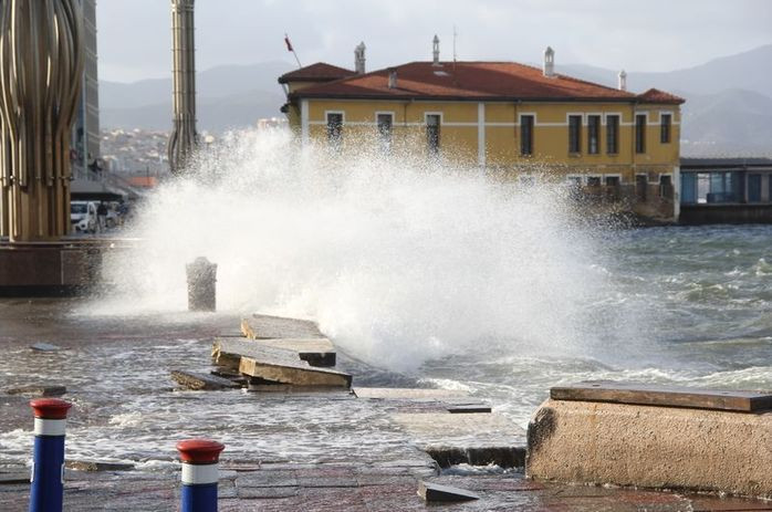 İstanbul'da fırtına ve sağanak yağış başladı! Deniz ve hava trafiğinde aksama! Seferler iptal edildi... - Sayfa 5