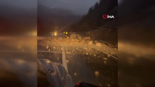 Artvin'de dev kaya parçaları yola düştü! Karayolu ulaşıma kapandı! - Sayfa 5