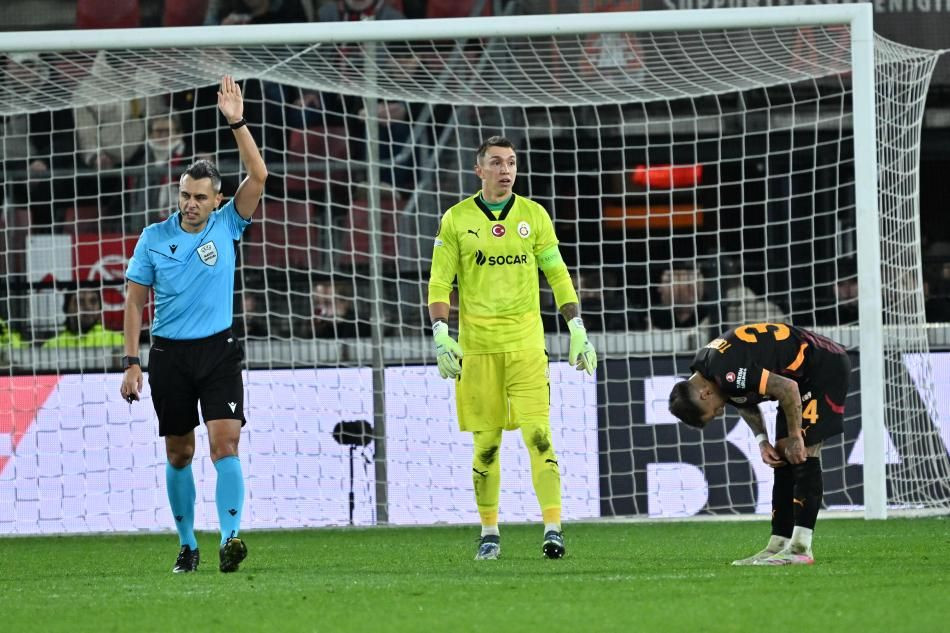 "Galatasaray'ın ofsayt sebebiyle iptal edilen golü öncesi net bir penaltı var! Hakem Davinson Sanchez'in çekilerek düşürülmesini görmedi" - Sayfa 6