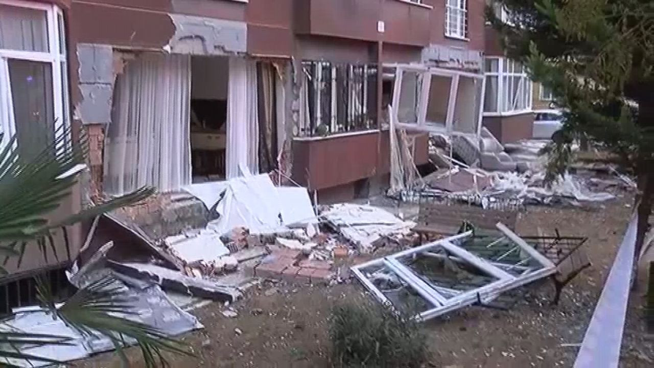 İstanbul'da 14 katlı binada patlama! 1 kişi öldü, 3 yaralı var... Patlama anı kamerada - Sayfa 10