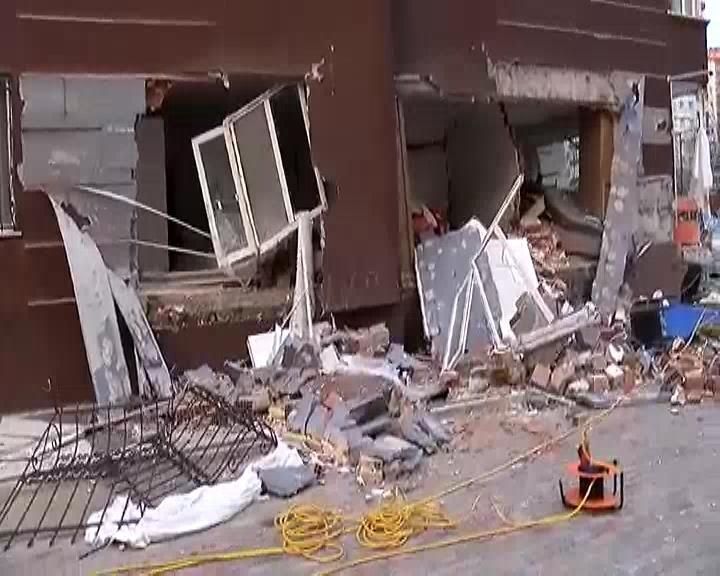 İstanbul'da 14 katlı binada patlama! 1 kişi öldü, 3 yaralı var... Patlama anı kamerada - Sayfa 3
