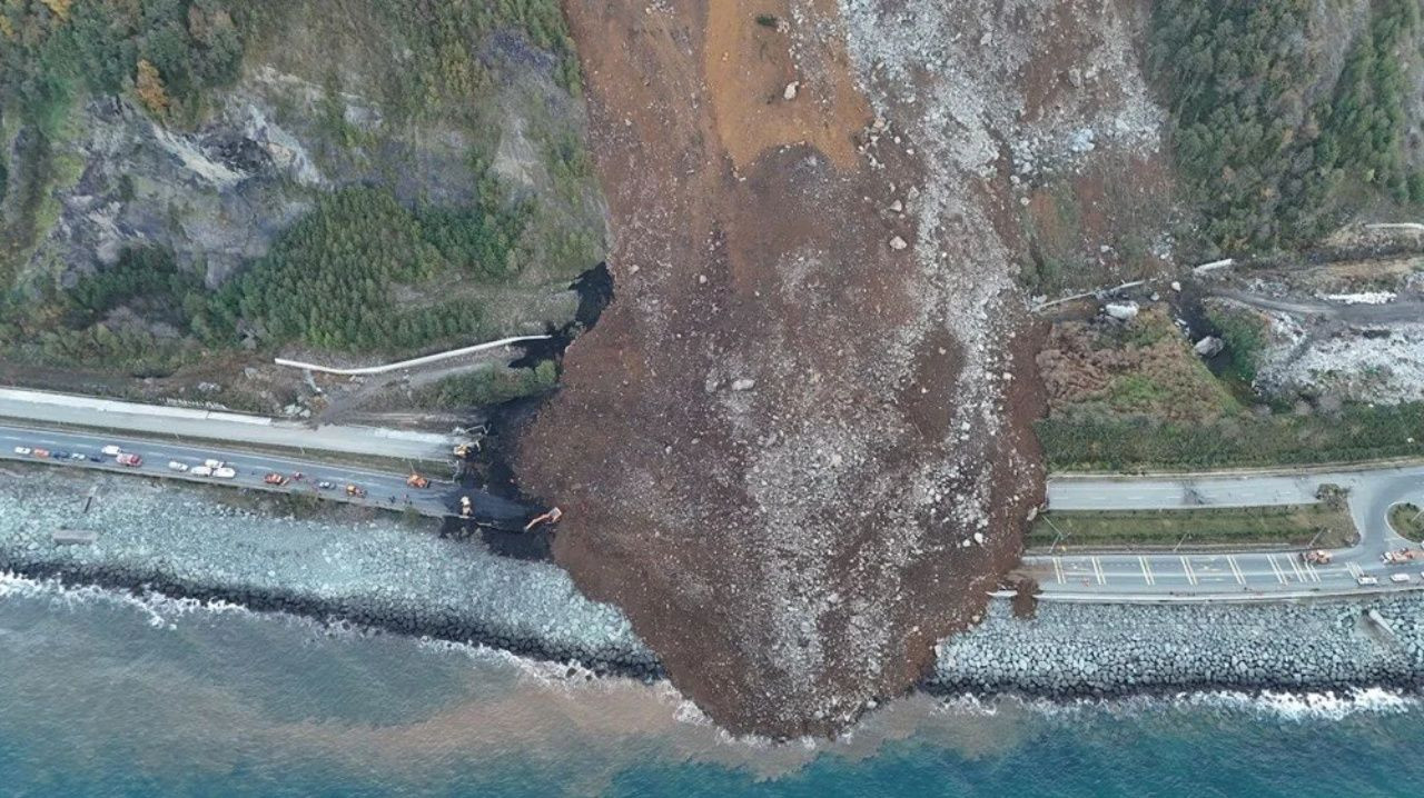Karadeniz sahil yolu ulaşıma kapatıldı! Artvinde heyelan! Felaketin boyutu ortaya çıktı - Sayfa 9