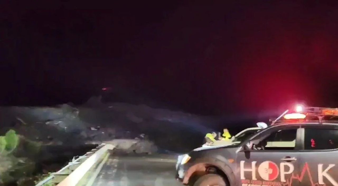 Karadeniz sahil yolu ulaşıma kapatıldı! Artvinde heyelan! Felaketin boyutu ortaya çıktı - Sayfa 12